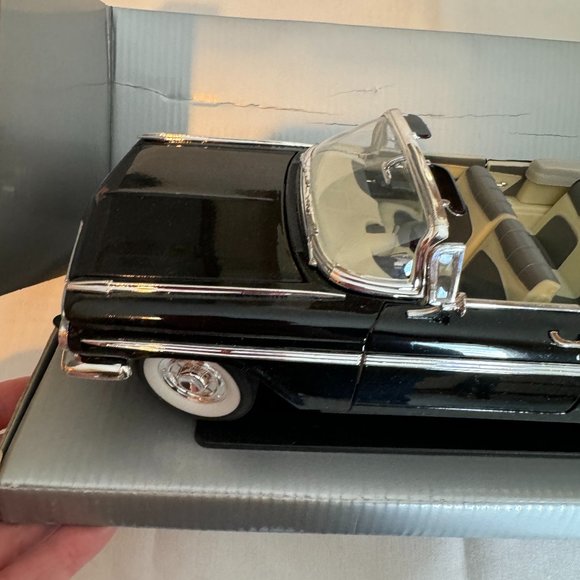 Road Signature Deluxe Collection 1959 Chevrolet Impala Black Edition Diecast Car - Picture 3 of 14